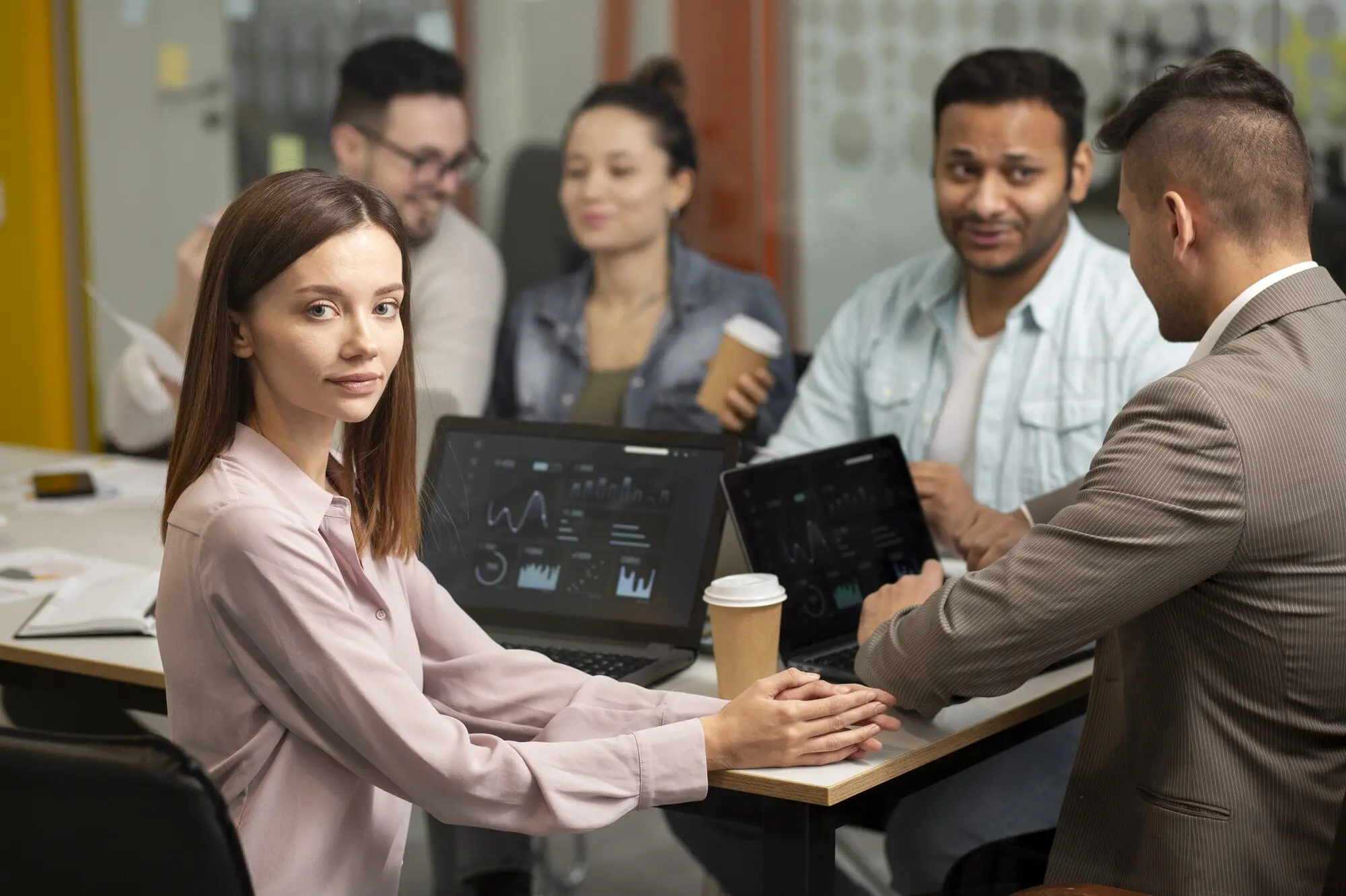 Modernes und ausgerüstetes Computerlabor